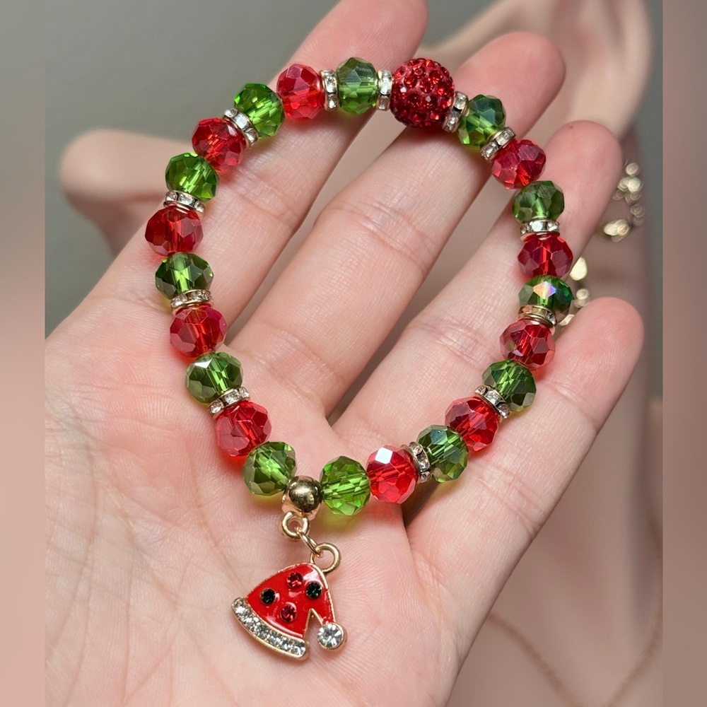 ⚜️ Festive Red and Green Beaded Bracelet with Santa Hat Charm - Picture 5 of 7
